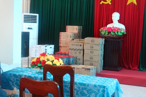 TRAO TẶNG MÁY TÍNH CHO HỌC SINH, SINH VIÊN TRAO TẶNG MÁY TÍNH CHO HỌC SINH, SINH VIÊN